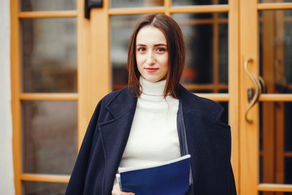 belle fille en ville