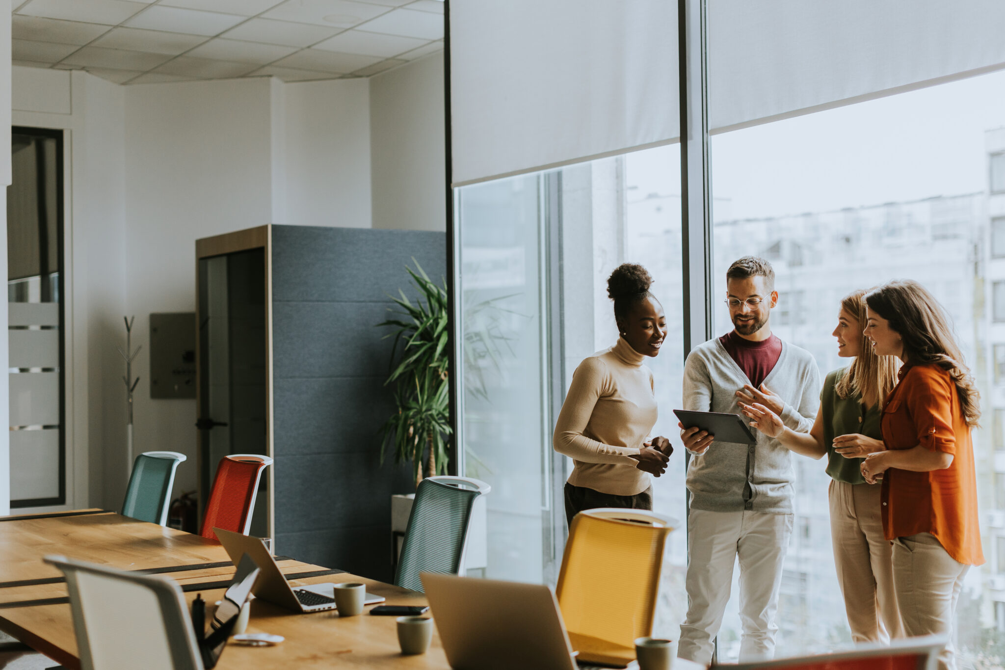 une jeune equipe multiethnique travaillant dans un bureau moderne 1