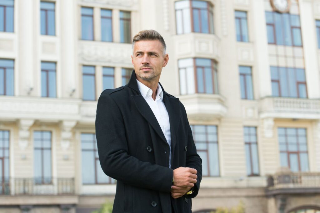 directeur d agence immobiliere devant son agence