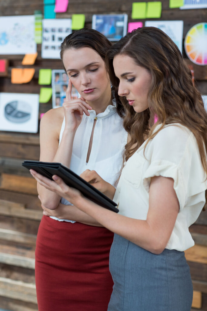 dirigeants d entreprise a l aide de tablette numerique