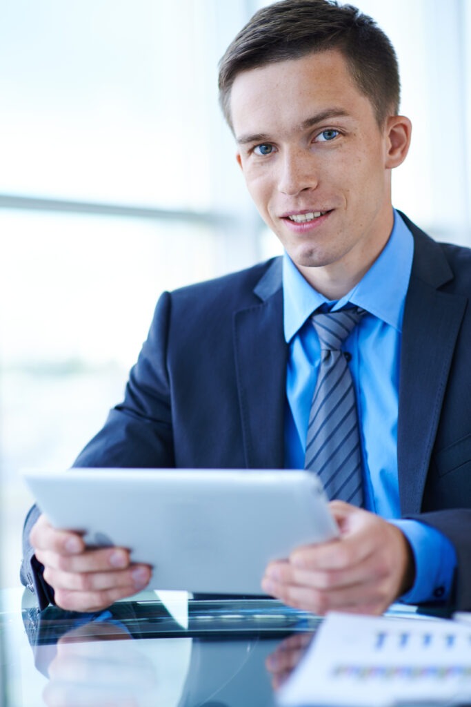 homme d affaires travaillant avec une tablette 1