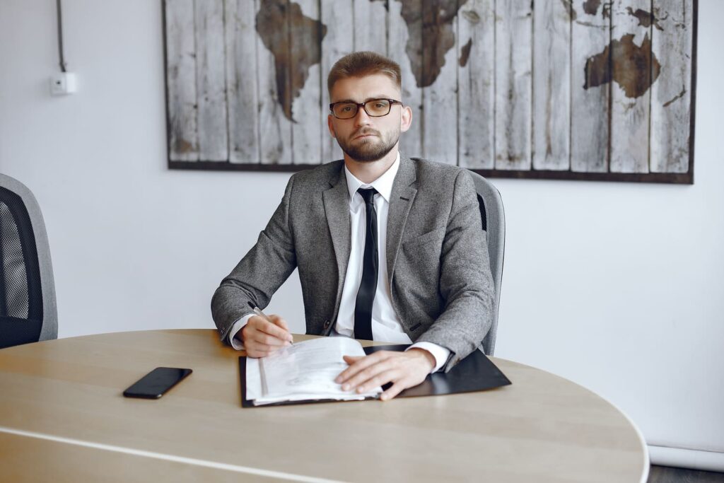 ingenieur patrimonial etudiant un dossier client