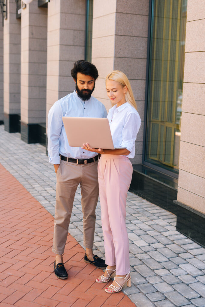 portrait vertical sur toute la longueur de deux partenaires commerciaux confiants parlant de la tenue d un projet