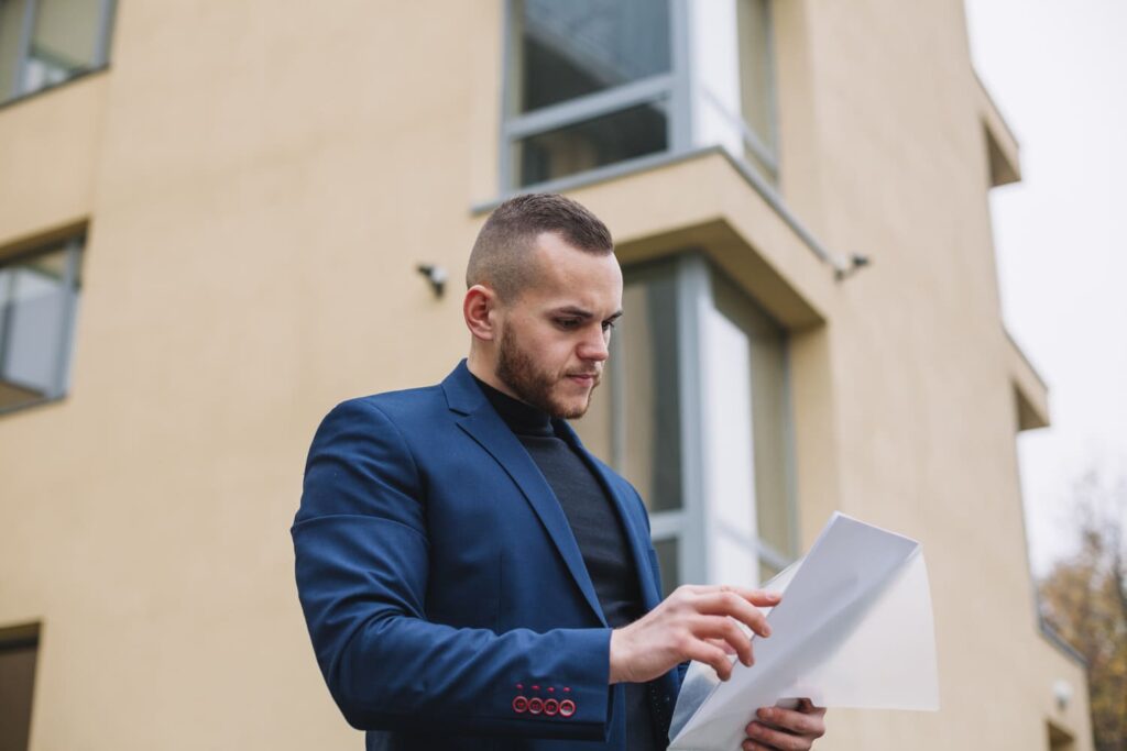 agent immobilier quiu feuillette un dossier client