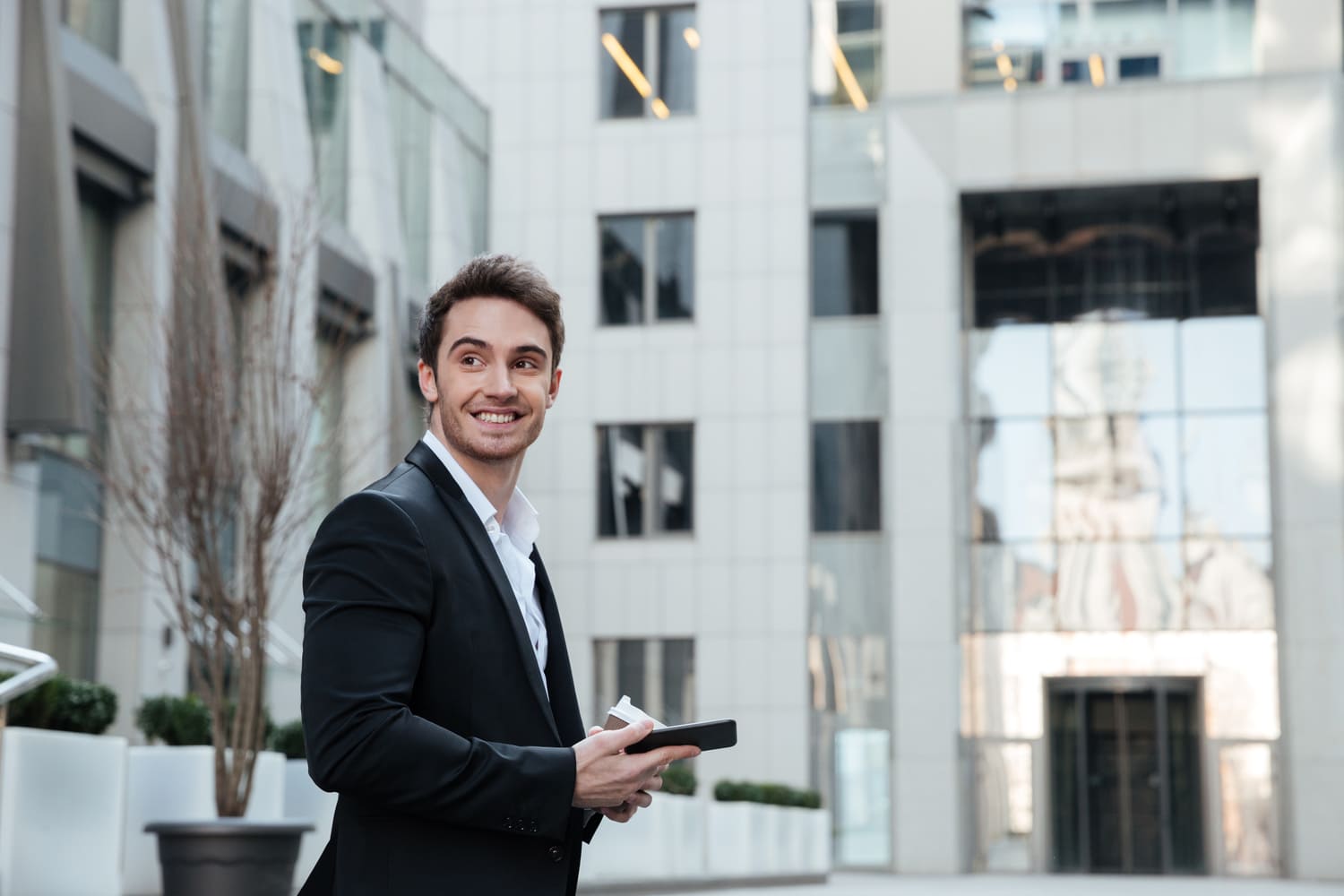 conseiller en gestion de patrimoine devant son cabinet