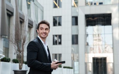 conseiller-en-gestion-de-patrimoine-devant-son-cabinet