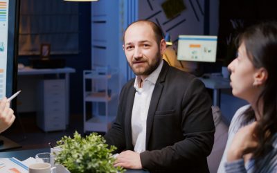 homme-daffaires-en-etude-des-impacts-ESG