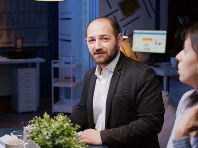 homme-daffaires-en-etude-des-impacts-ESG