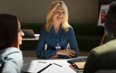 vue-de-face-femme-travaillant-comme-agent-de-voyages